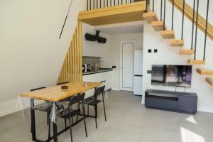 una cucina con tavolo e sedie e una scala di Kelejyan's ad Artavaz