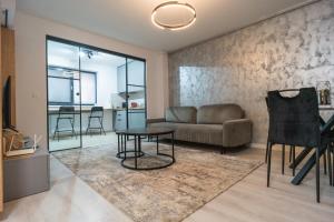 a living room with a couch and a table at Hills Residence Premium Apartment in Pallady in Căţelu