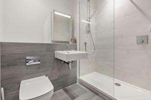 Ένα μπάνιο στο 4 Rockham - Luxury Apartment at Byron Woolacombe, only 4 minute walk to Woolacombe Beach!