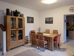 une salle à manger avec une table et des chaises en bois dans l'établissement Casa Rustica con giardino, à Caprino Veronese