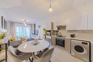 Kuchyň nebo kuchyňský kout v ubytování Bloom Modern Apartment