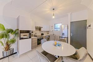 Kuchyň nebo kuchyňský kout v ubytování Bloom Modern Apartment
