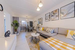 Posezení v ubytování Bloom Modern Apartment