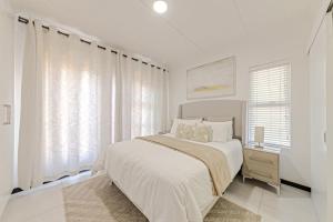Postel nebo postele na pokoji v ubytování Bloom Modern Apartment