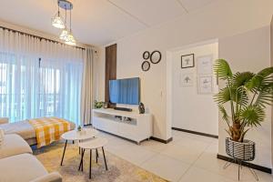 TV a/nebo společenská místnost v ubytování Bloom Modern Apartment
