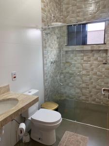 Ένα μπάνιο στο Área de lazer Recanto Feliz