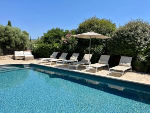 Πισίνα στο ή κοντά στο L'Oustau de la Colline - Villa avec piscine privée chauffée 12 personnes au coeur du Luberon