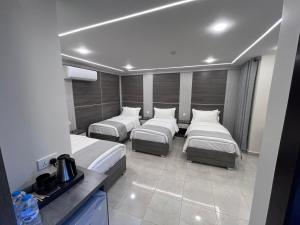 Postel nebo postele na pokoji v ubytování Golden Light Aqaba Hotel فندق جولدن لايت العقبة
