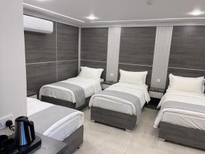 Postel nebo postele na pokoji v ubytování Golden Light Aqaba Hotel فندق جولدن لايت العقبة
