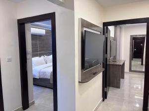 TV a/nebo společenská místnost v ubytování Golden Light Aqaba Hotel فندق جولدن لايت العقبة