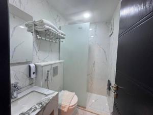 Koupelna v ubytování Golden Light Aqaba Hotel فندق جولدن لايت العقبة