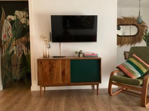 a living room with a flat screen tv on a cabinet at Midway Apartamento in Torremolinos