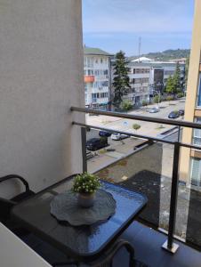 einen Tisch auf einem Balkon mit Straßenblick in der Unterkunft Apartman Central in Doboj