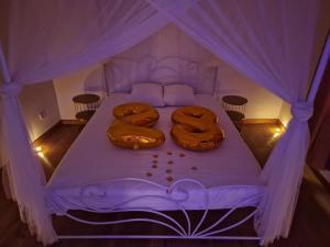 a bedroom with a bed with two donuts on it at Maison Chic avec jacuzzi Nogent sur Oise YaoSpa60 in Nogent-sur-Oise