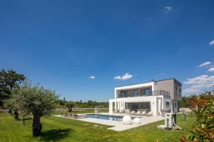 Casa blanca grande con piscina en Funkey Villas Istria, en Juršići
