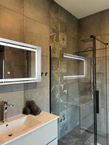 un baño con lavabo y ducha en Funkey Villas Istria, en Juršići