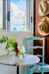 Posezení v ubytování Charmant Bungalow bord de mer accès privé lagon