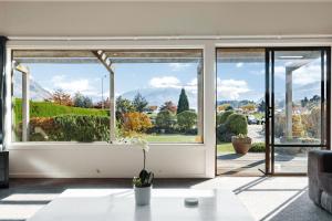 Taman di luar Scenic Stay Lake & Mountain Views