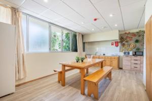 eine Küche mit einem Holztisch und einer Holzbank in der Unterkunft Casa da Naia in Adaúfe