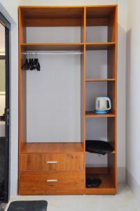 a wooden book shelf with a toaster on it at BÌNH MINH HOTEL - ĐẢO PHÚ QUÝ in Cu Lao Thu