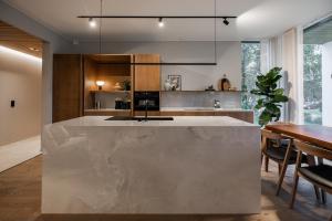 Kuchyň nebo kuchyňský kout v ubytování Elegant escape in Prime location