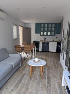 a living room with a couch and a table at Maisonnette au cœur de Lauris in Lauris