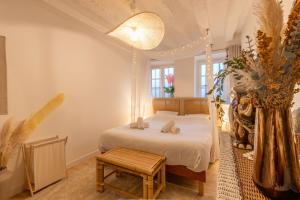 un dormitorio con una cama en una habitación en Coucher Bohème, en Orléans