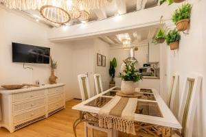 Un comedor con una mesa y un televisor. en Coucher Bohème, en Orléans