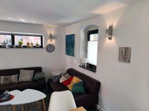 a living room with a couch and a table at Stylische FeWo in Meißen (Nähe Elbe, eigener Eingang, EG, Terrasse) in Meißen