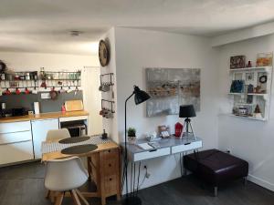 a room with a desk and a table with a lamp at Stylische FeWo in Meißen (Nähe Elbe, eigener Eingang, EG, Terrasse) in Meißen