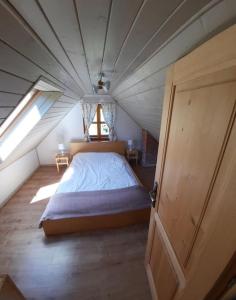 Un dormitorio con una cama grande en un ático. en Zielony Domek, en Żabnica 16 fotos más