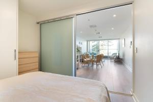 SUNSET GETAWAY GLENELG客房内的一张或多张床位
