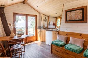 Posezení v ubytování Cabane Dans les Arbres, Domaine de l Ogliastru