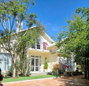 Το κτήριο όπου στεγάζεται  η βίλα