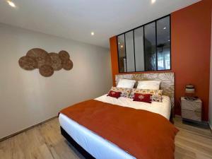 a bedroom with a bed and a large window at Refuge des Sens à Sarlat Spa in Sarlat-la-Canéda