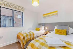 Un dormitorio con dos camas y una ventana. en 3 Challacombe - Luxury Apartment at Byron Woolacombe, only 4 minute walk to Woolacombe Beach!, en Woolacombe 24 fotos más