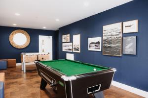 una mesa de billar en una habitación con paredes azules en 3 Challacombe - Luxury Apartment at Byron Woolacombe, only 4 minute walk to Woolacombe Beach!, en Woolacombe