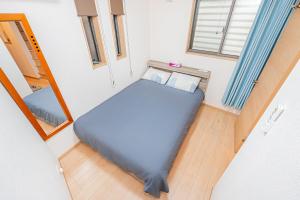 Tempat tidur dalam kamar di Otsuka house with 3BR near the Yamanote line