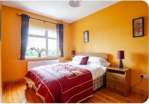 Postel nebo postele na pokoji v ubytování Home from Home Close to Lough Rynn Castle Room Only