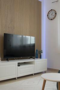 Μια τηλεόραση ή/και κέντρο ψυχαγωγίας στο Modern Beach Apartment - La Maca
