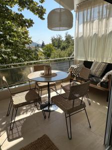 パレオ・ティフリキにあるOlivia -Ελιάのパティオ(テーブル、椅子、ソファ付)