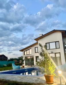 OrlovoにあるVilla Orlovoの正面にプールがある家 +16枚の写真