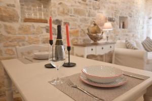 a table with a plate and a glass of wine at Nio's nest in Gaios