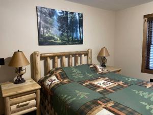 Imagen de la galería de Log Cabin INN HotTub Pool Trails ATV Snowmobile Nature, en Eyedylwild Beach