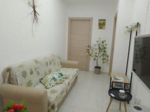 a living room with a couch and a table at Carpe Diem da Salvina in Pachino