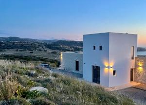 Casa blanca en una colina con vistas en Komos Beach Estate, en Kalamaki