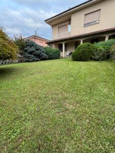 a large yard with a house and a building at Casa tra le vigne in Mombercelli