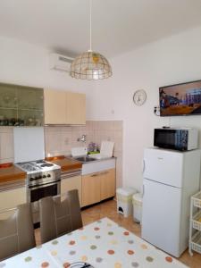 Kuchyň nebo kuchyňský kout v ubytování Apartment Banjol 137