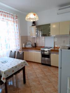 Kuchyň nebo kuchyňský kout v ubytování Apartment Banjol 137