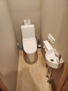 Koupelna v ubytování Tamatsukan 玉津館, Detached Hse, JR Tsuruhashi 7min, Kansai Airport 關西空港 57 mins, Namba 6 mins, Nihonbashi 4 mins, Universal Studio 37 mins, Nara 30 mins, Early Check In + 37 fotografií